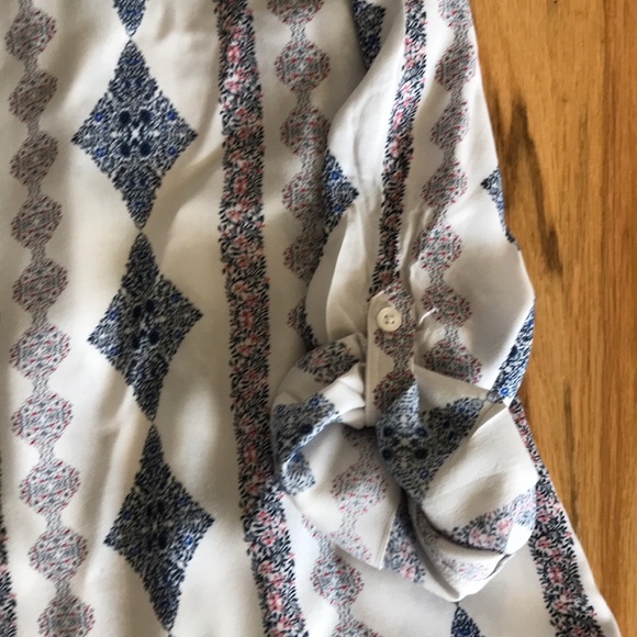 Beautiful LOFT Top - Picture 7 of 8